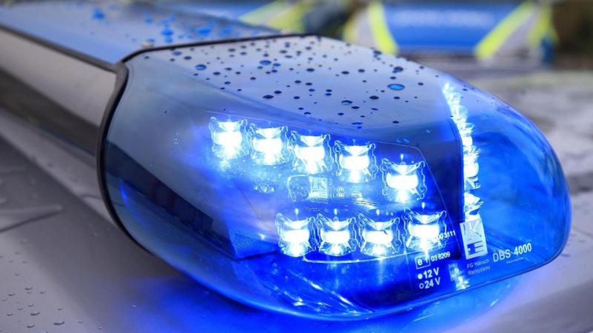 Das Bild ist ein Symbolfoto und zeigt ein Baulicht auf deinem Polizeiwagen.