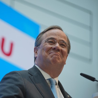 Armin Laschet grinst