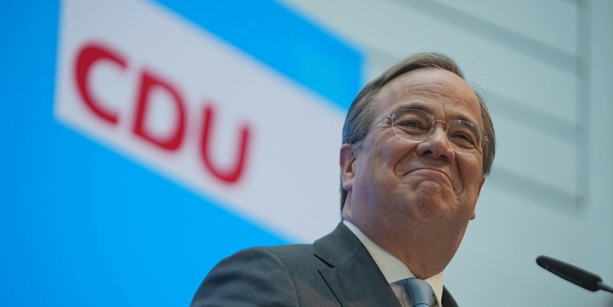 Armin Laschet grinst