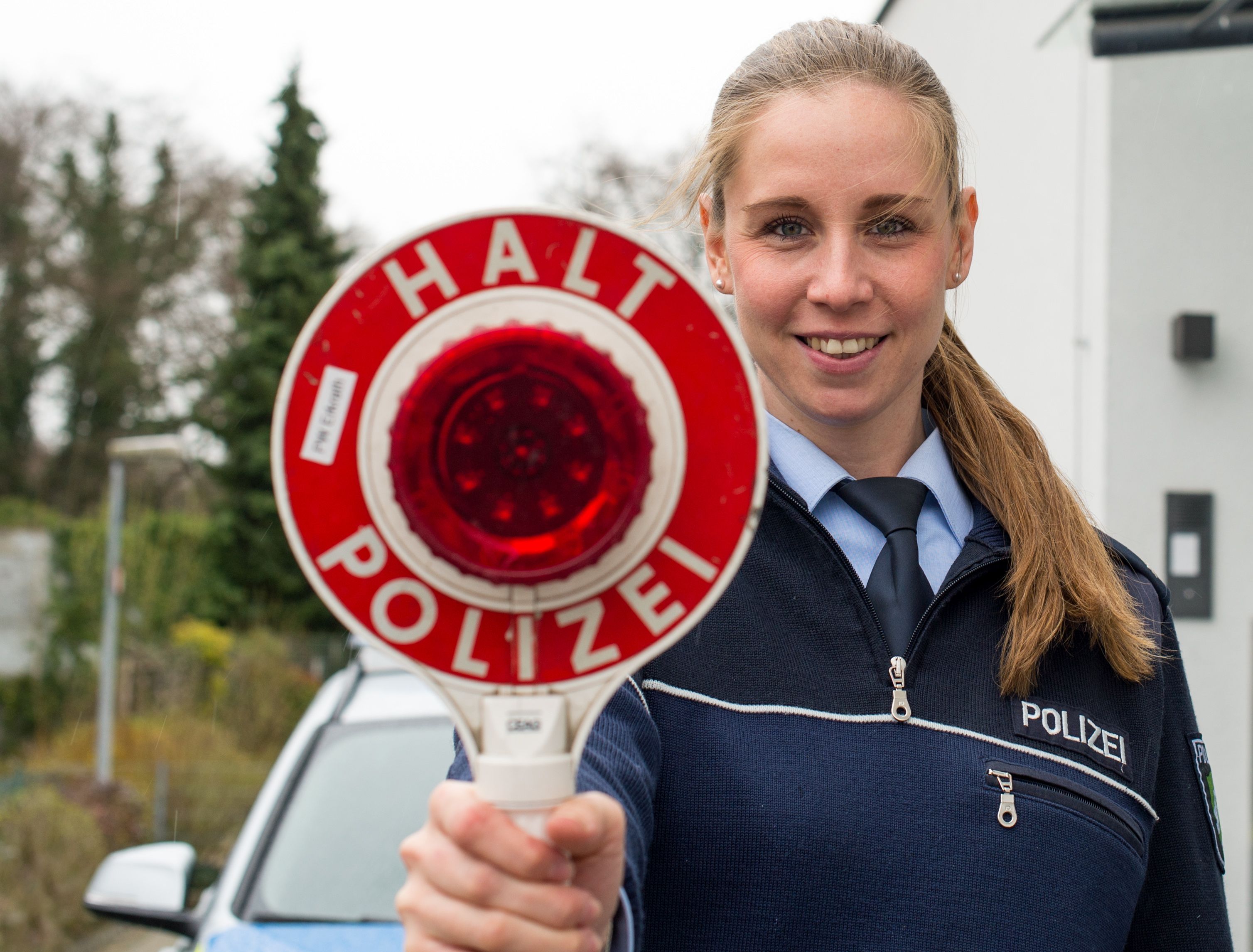 Polizistin Ann-Kathrin Richter mit Haltekelle