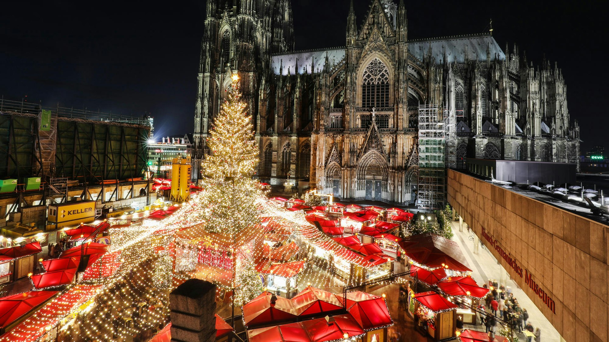 Der Weihnachtsmarkt auf dem Roncalliplatz vor dem Kölner Dom