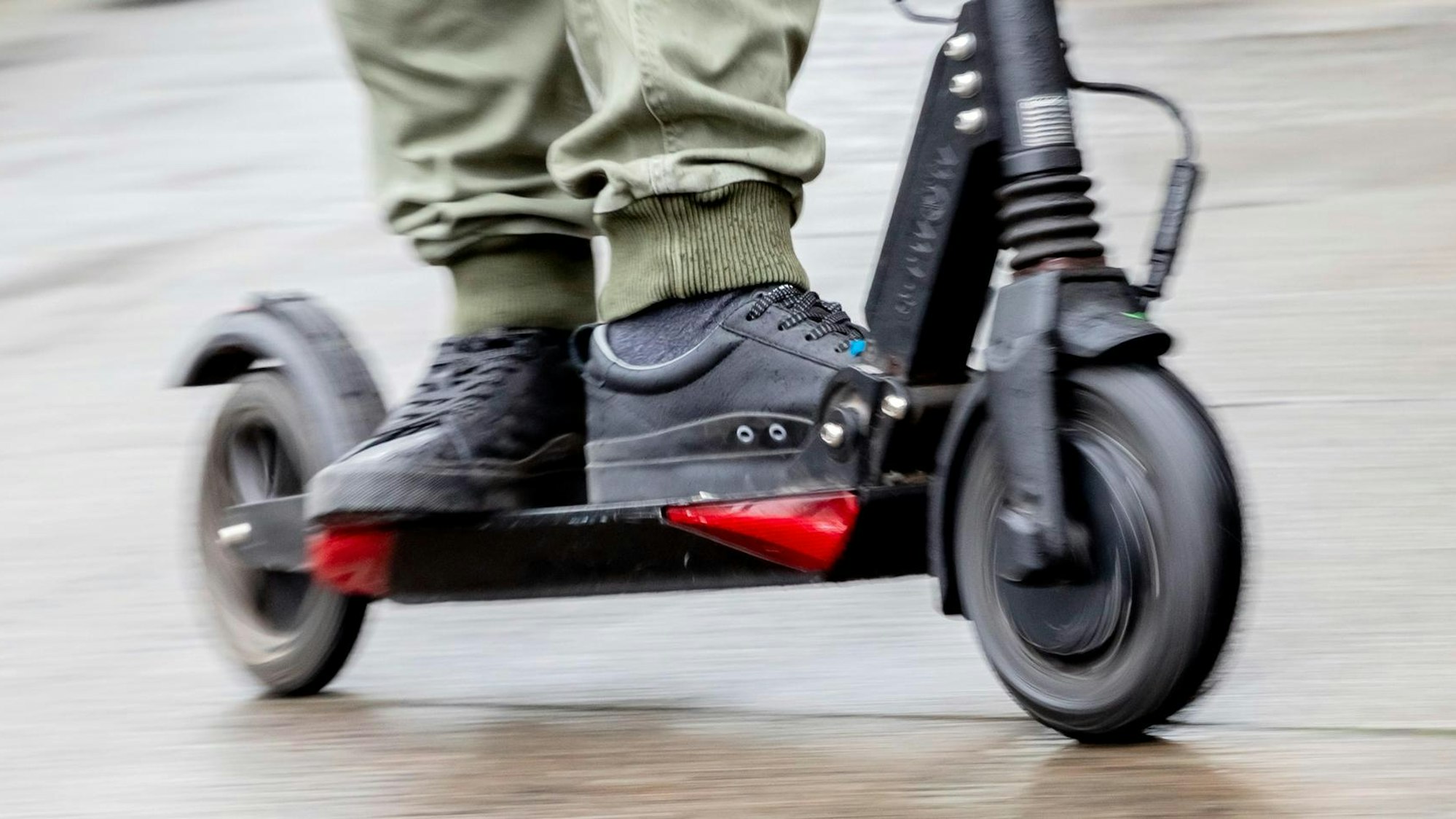 Ein E-Scooter-Fahrer.