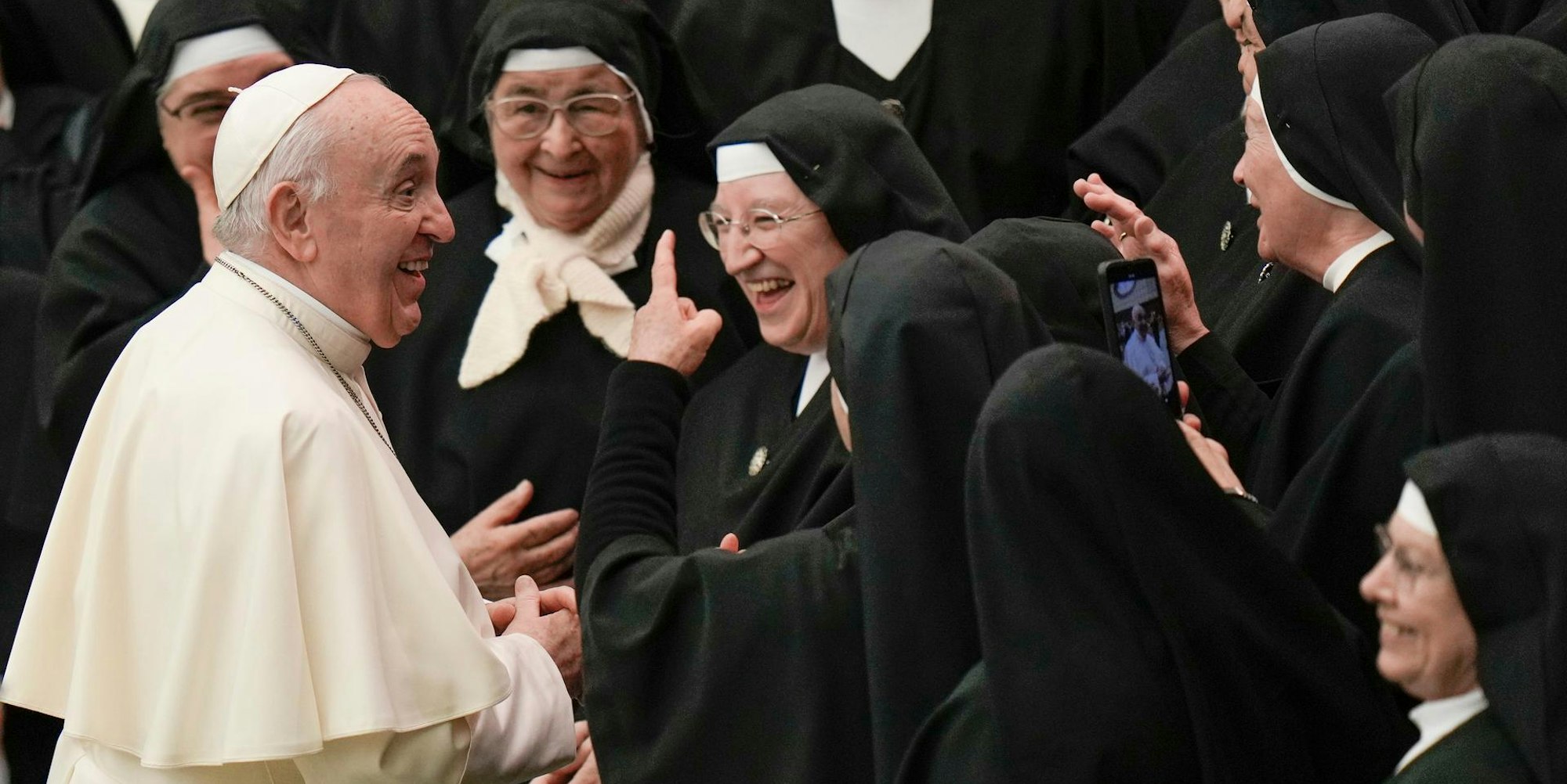 Papst und Nonnen