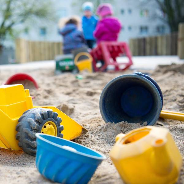 Kinder spielen im Sandkasten einer Kita