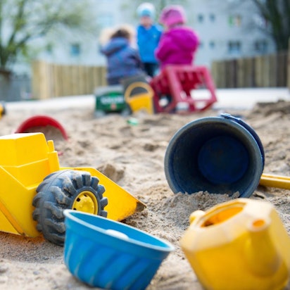 Kinder spielen im Sandkasten einer Kita