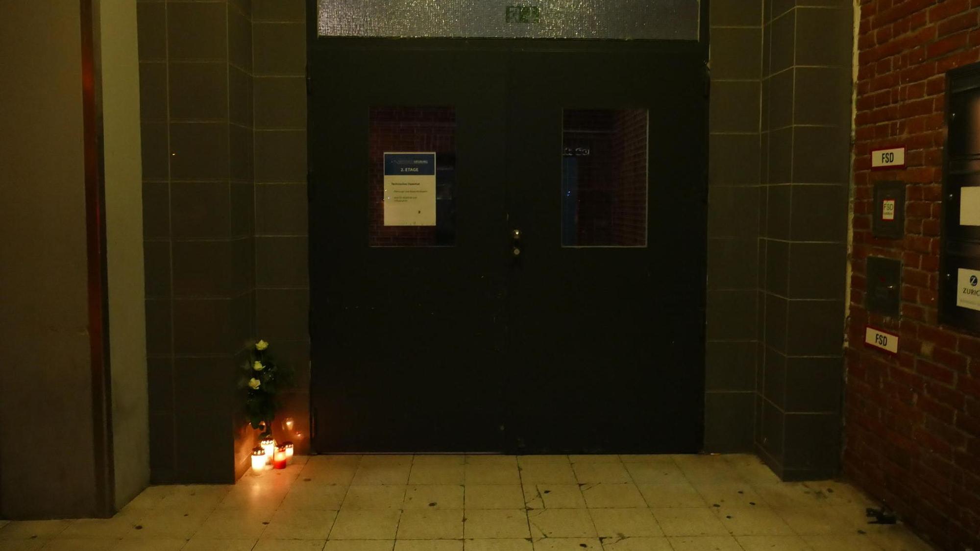 Vor dem Eingang der Diskothek wurden nach dem Messerangriff Kerzen aufgestellt.