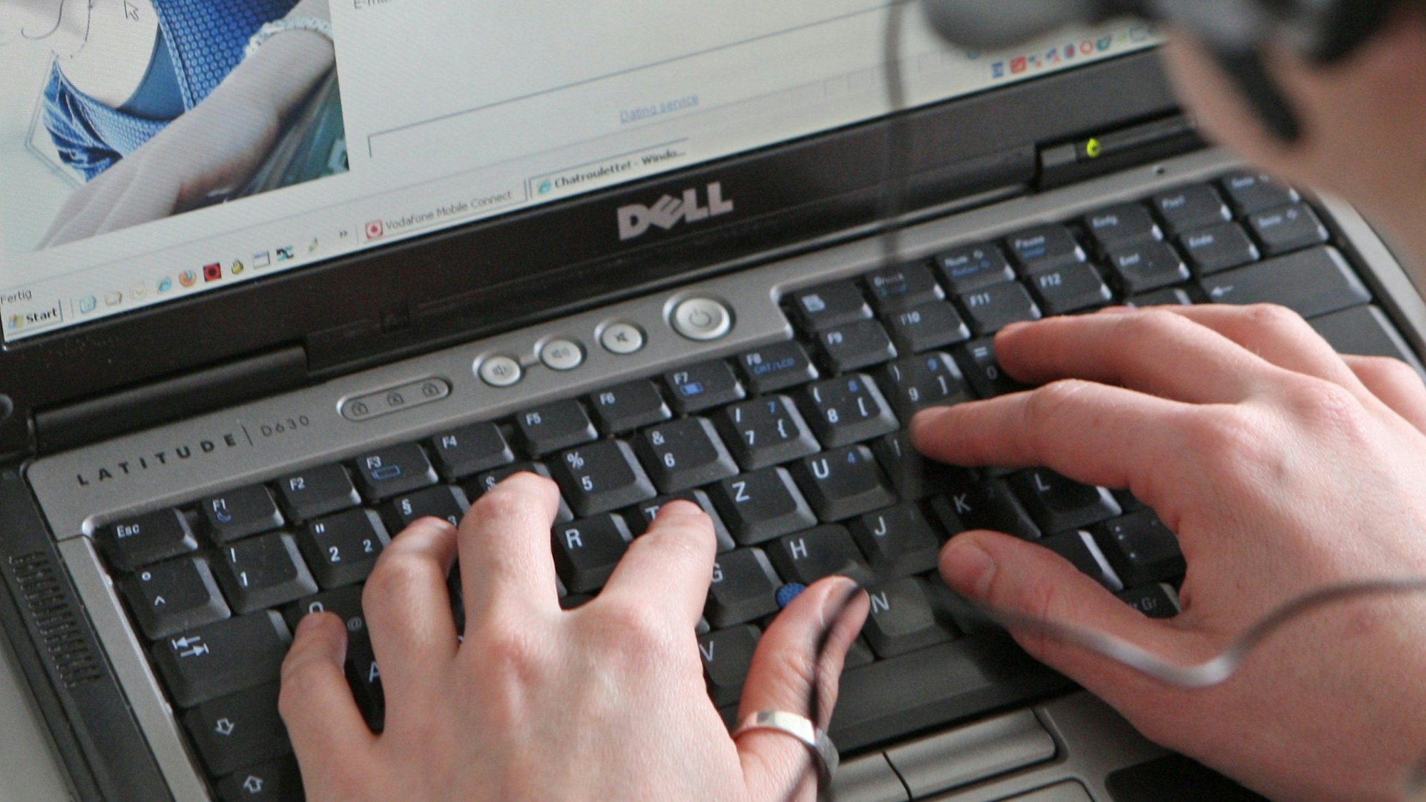 Ein 48-Jähriger aus Gummersbach ist das Opfer von Internetbetrügern geworden. Unser Foto zeigt Hände an einer Laptop-Tastatur.