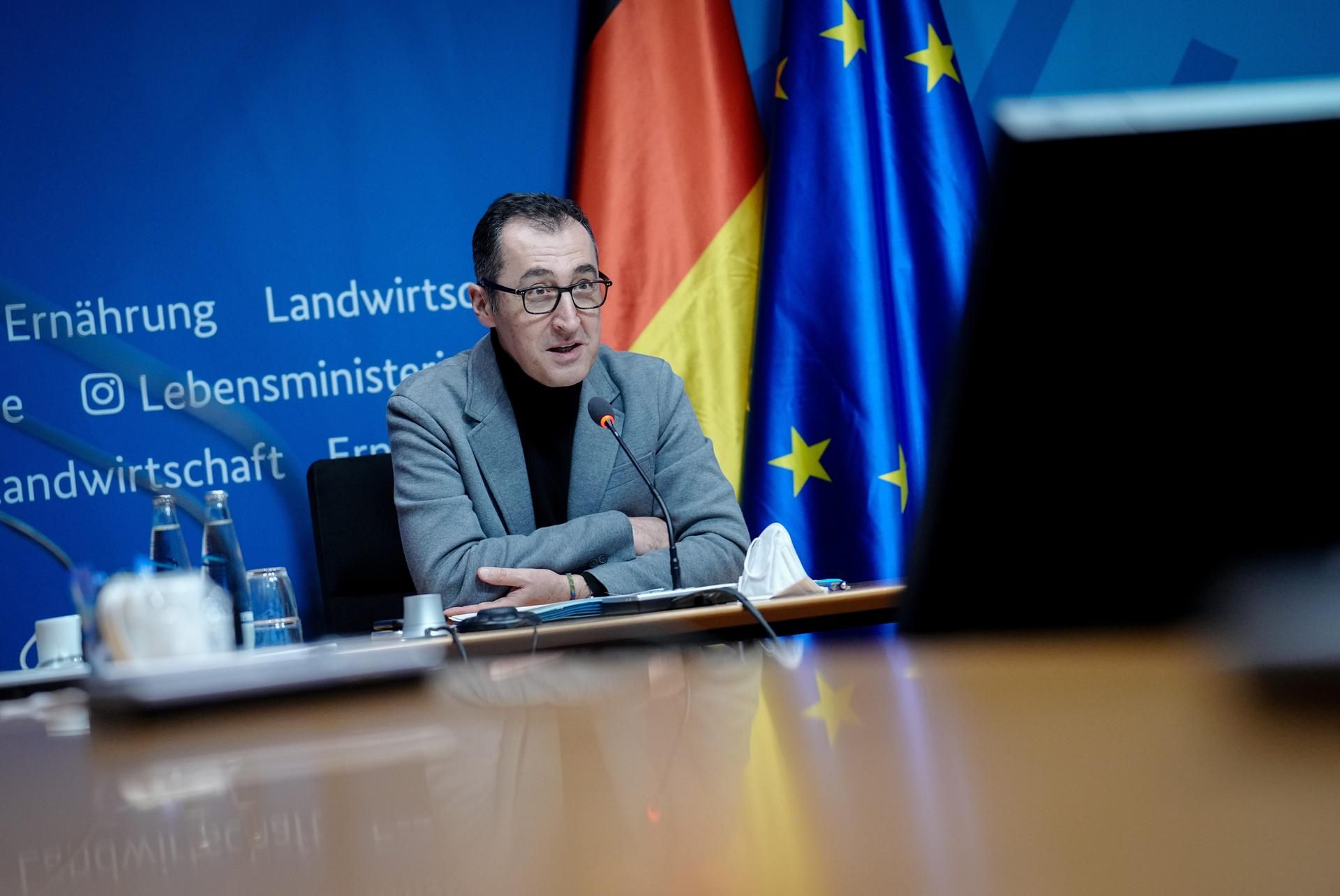 Özdemir bei Videokonferenz