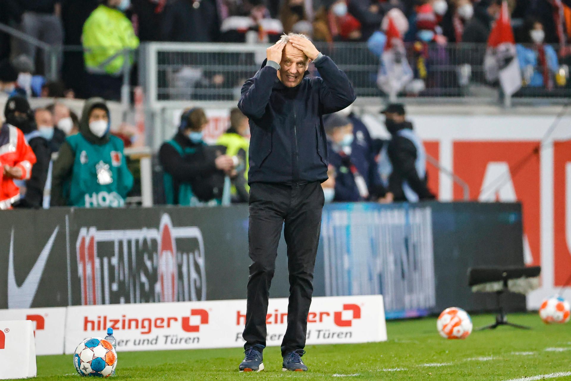 Streich fasst sich an den Kopf