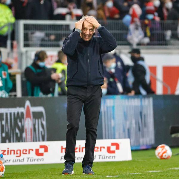 Streich fasst sich an den Kopf