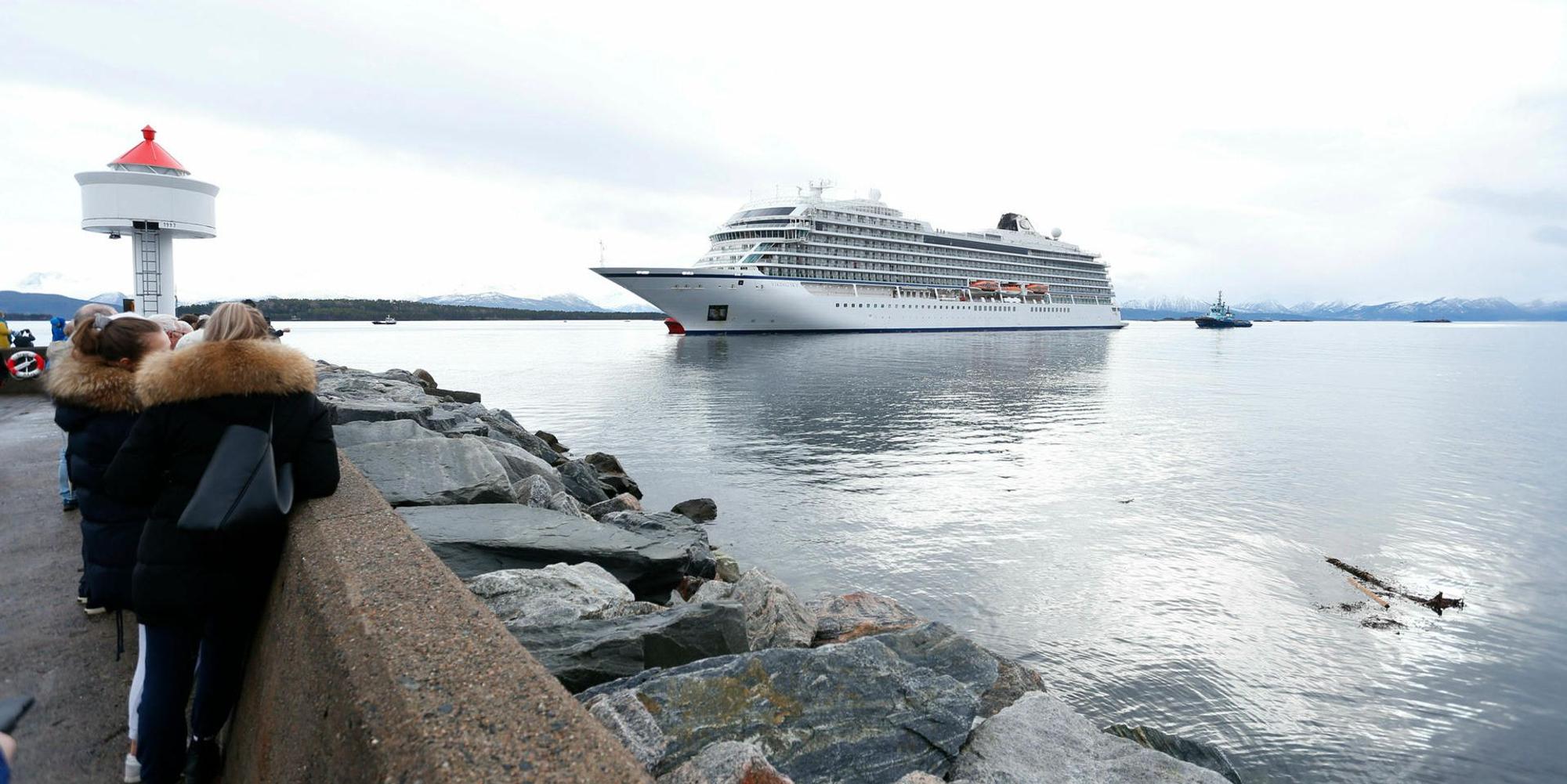 Viking Sky kurz vor dem Hafen Molde