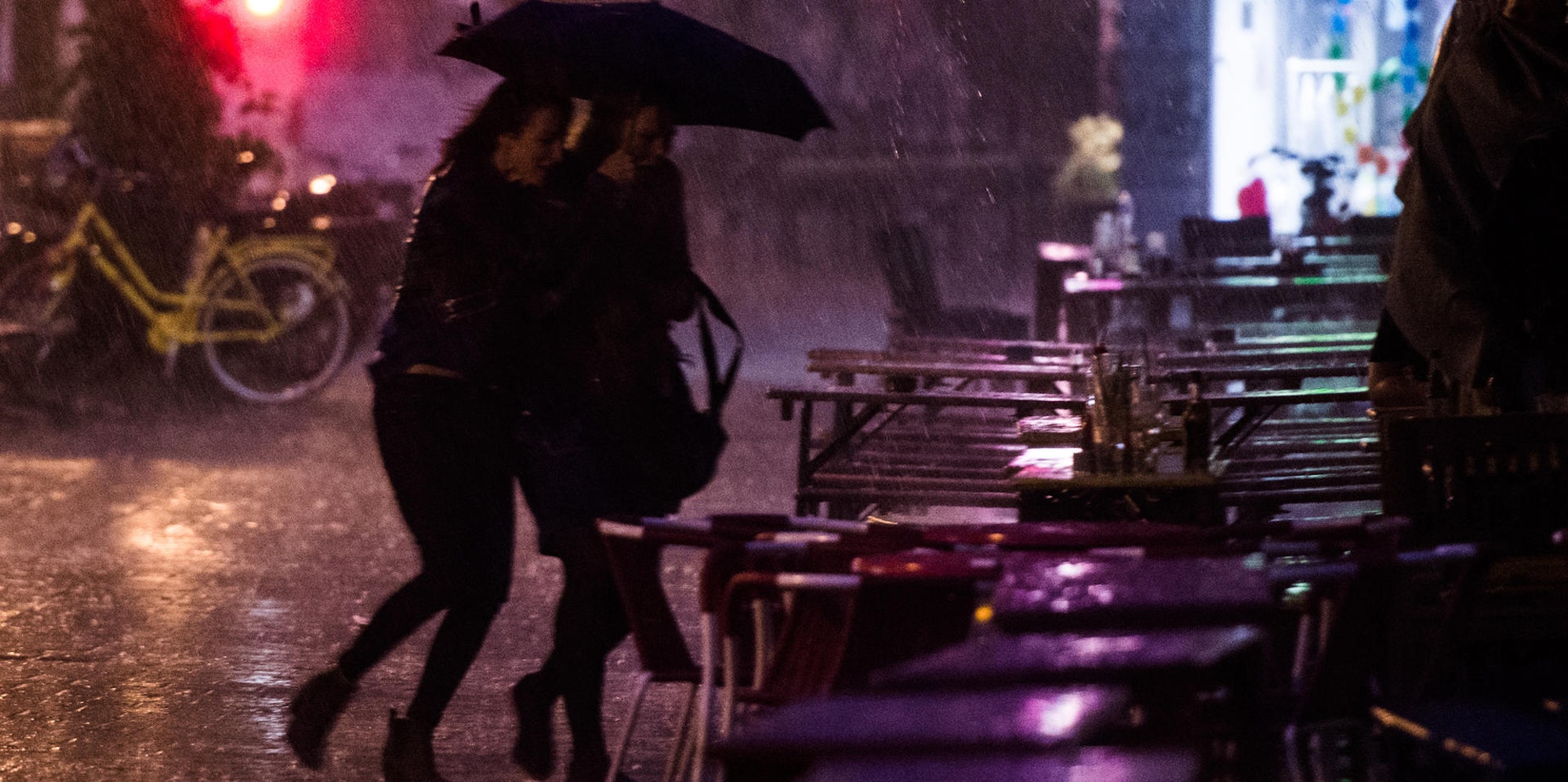 regenfaelle-menschen-mit-schirm