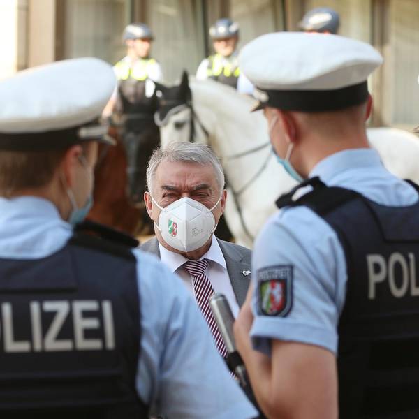 Reul mit Polizisten