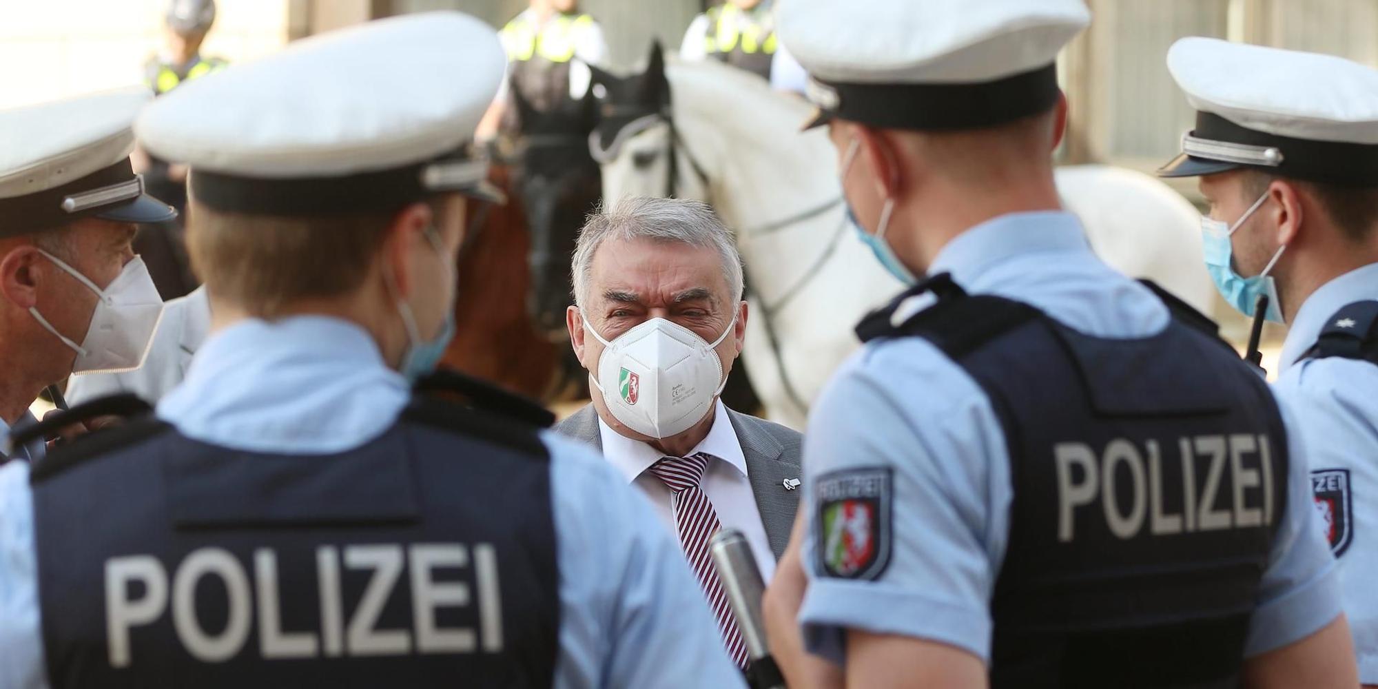 Reul mit Polizisten