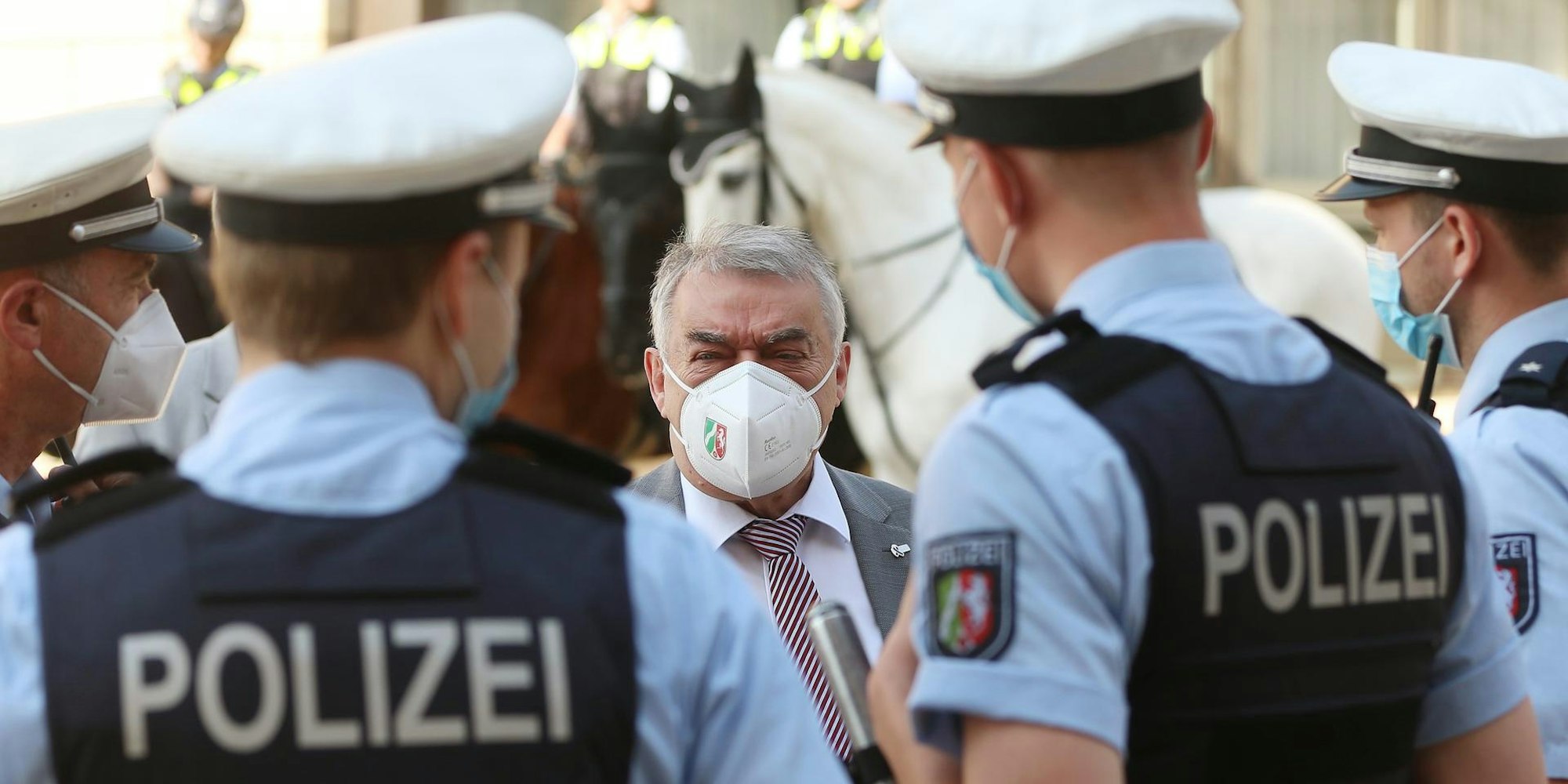 Reul mit Polizisten