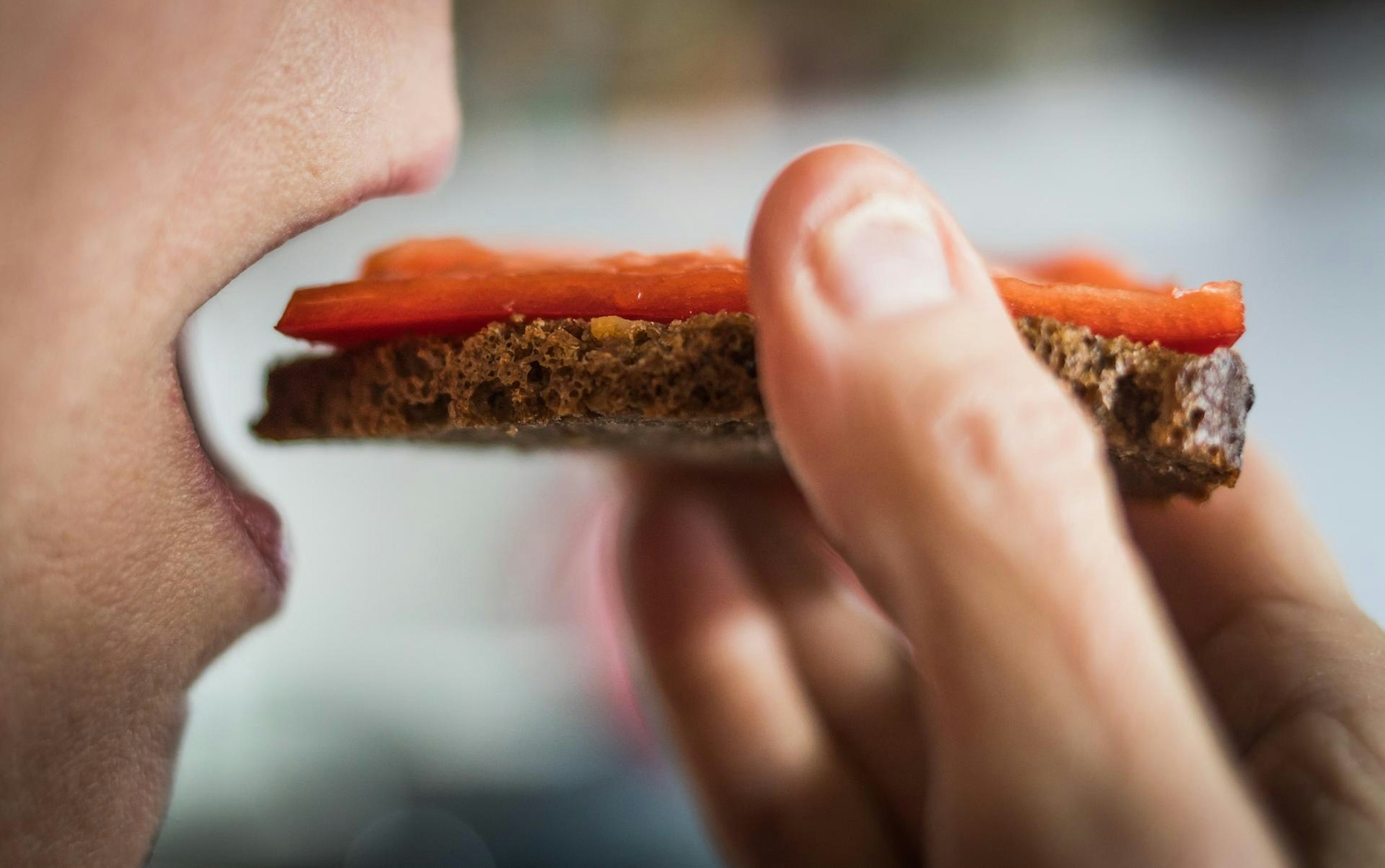 Jemand isst ein Brot