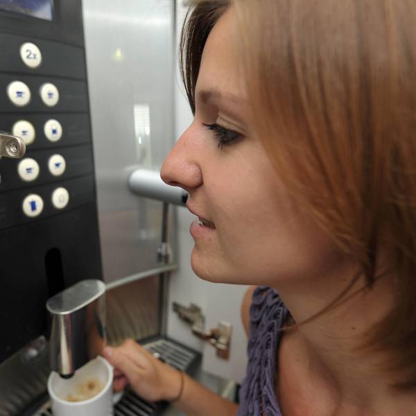 Kaffeeautomat Büro Frau Kaffee Symbol dpa