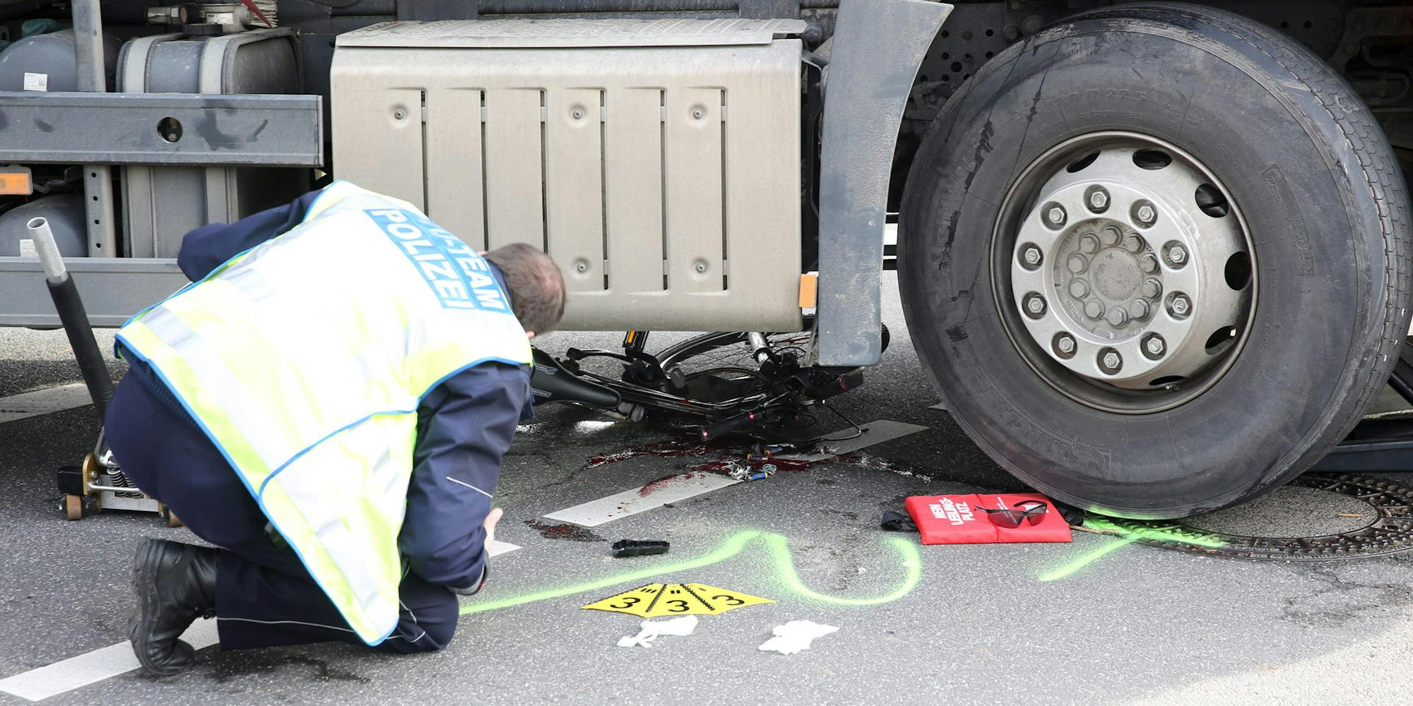 nab200130_Unfall_LKW_Fahrrad_01