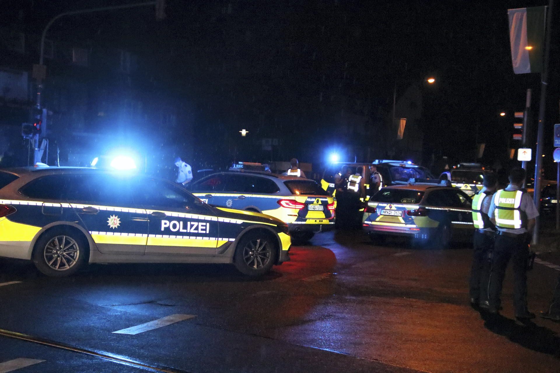 Das Bild zeigt mehrere Streifenwagen auf der Straße.