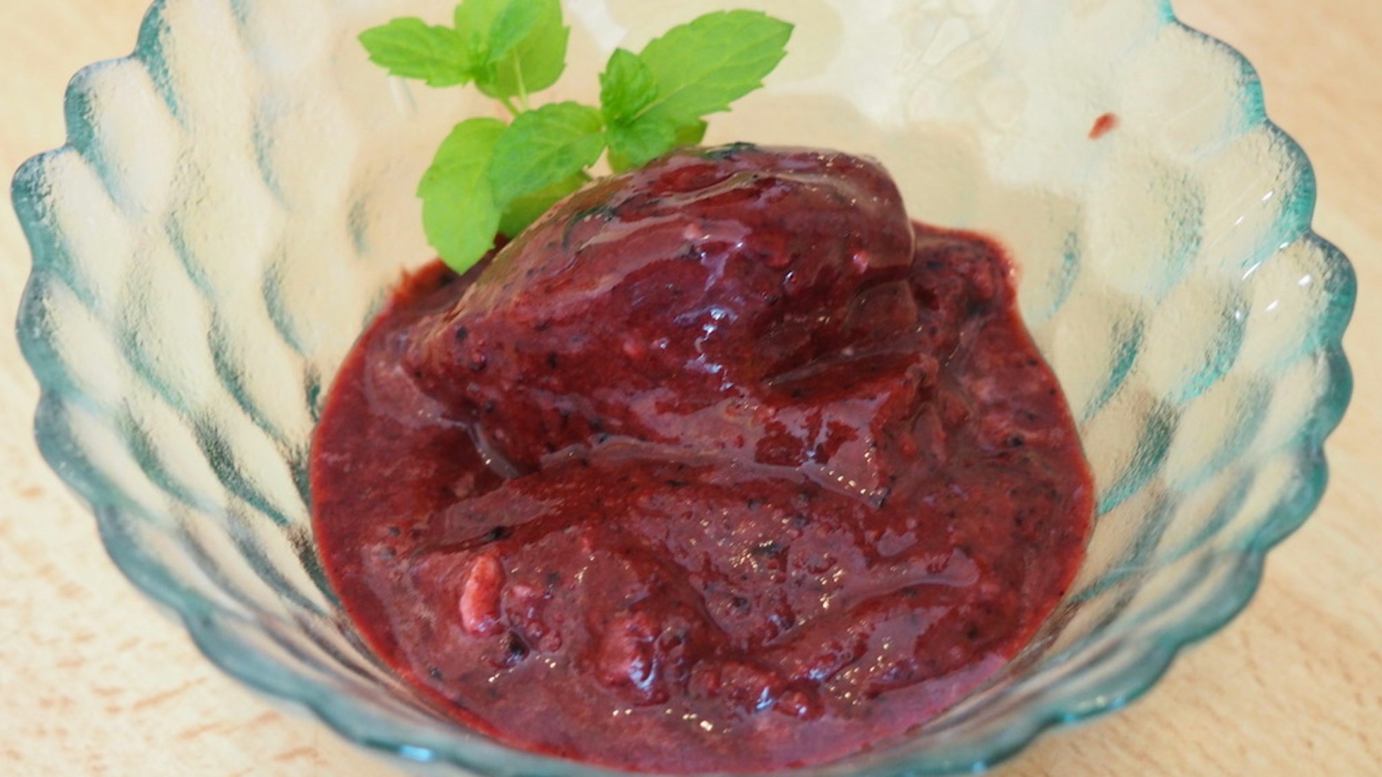 Blaubeer-Zitronen-Lavendel-Eis in einem Schälchen