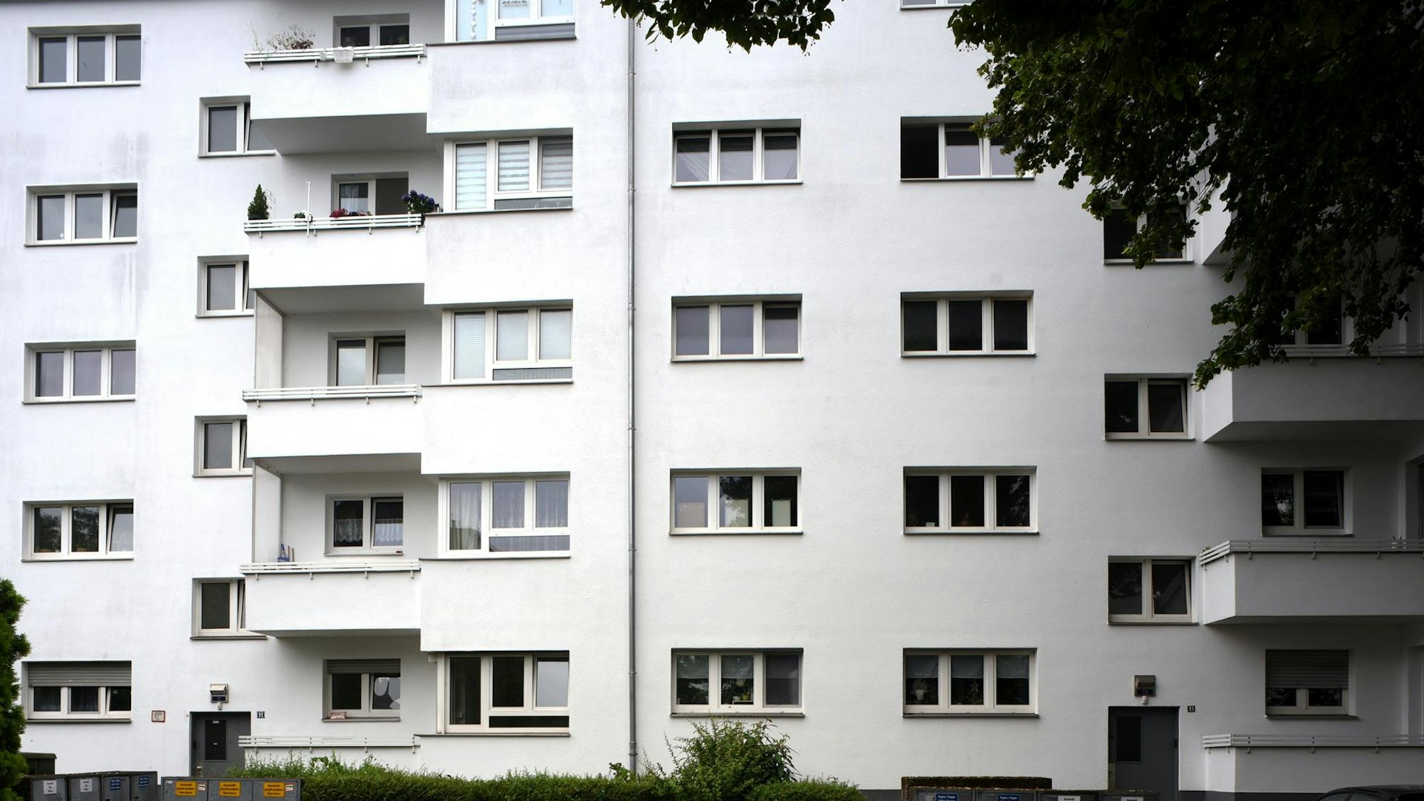 weißes Wohngebäude