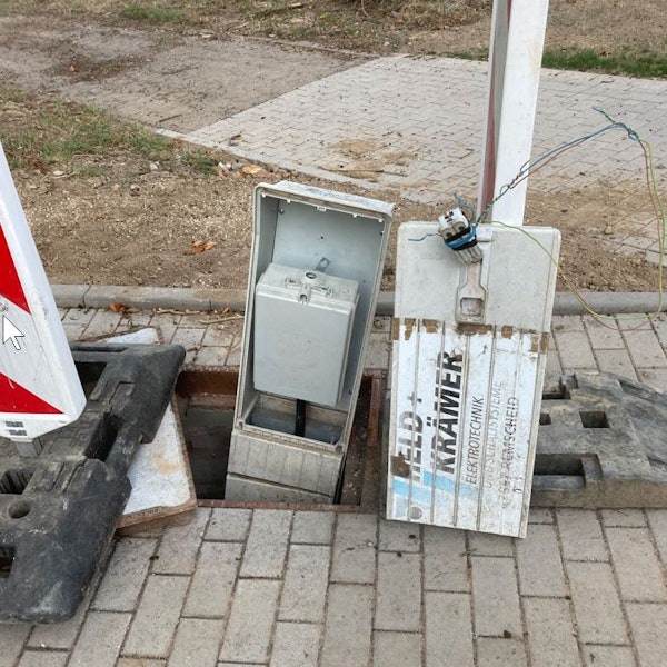 demolierter Stromverteiler