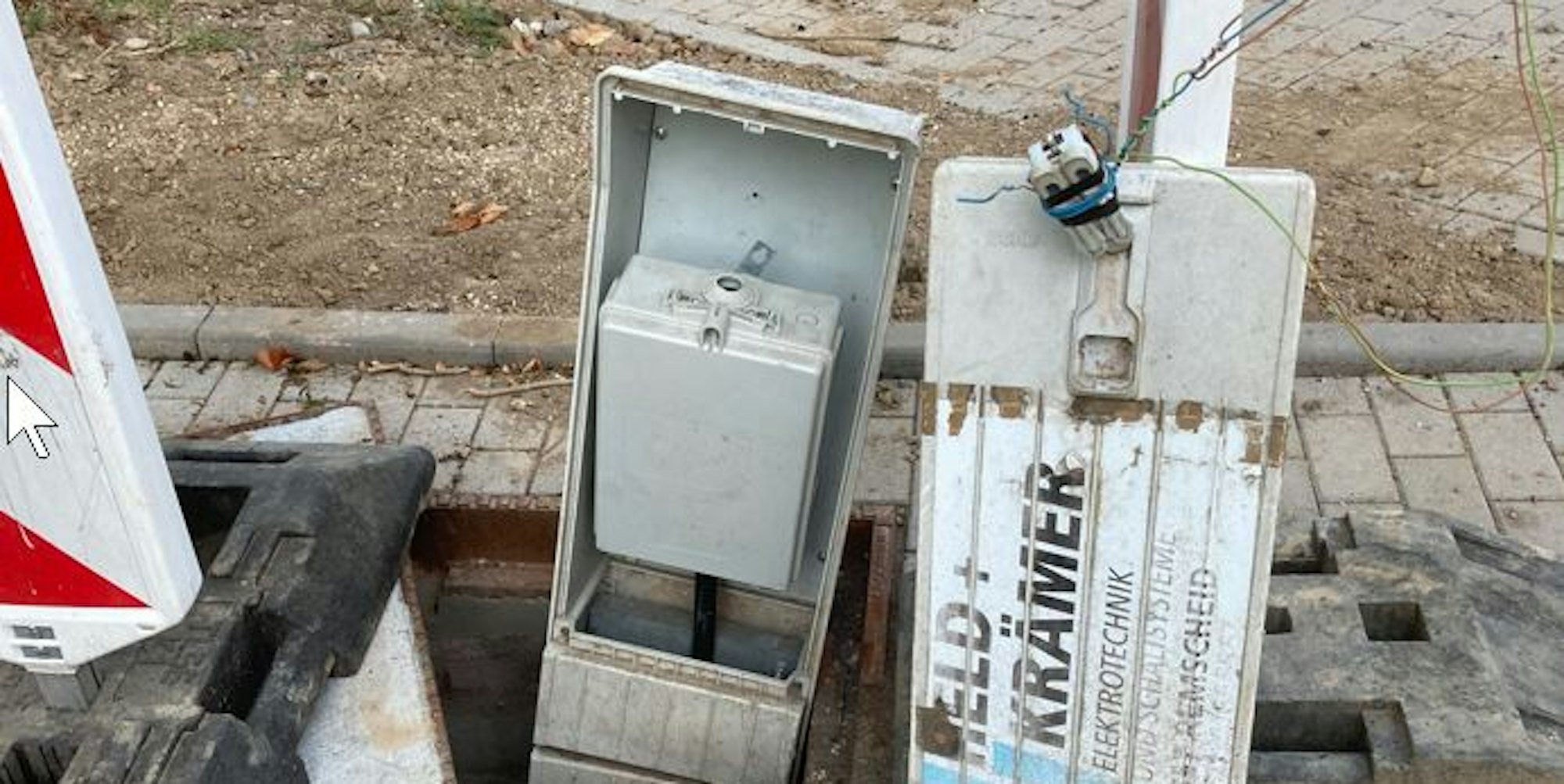 demolierter Stromverteiler