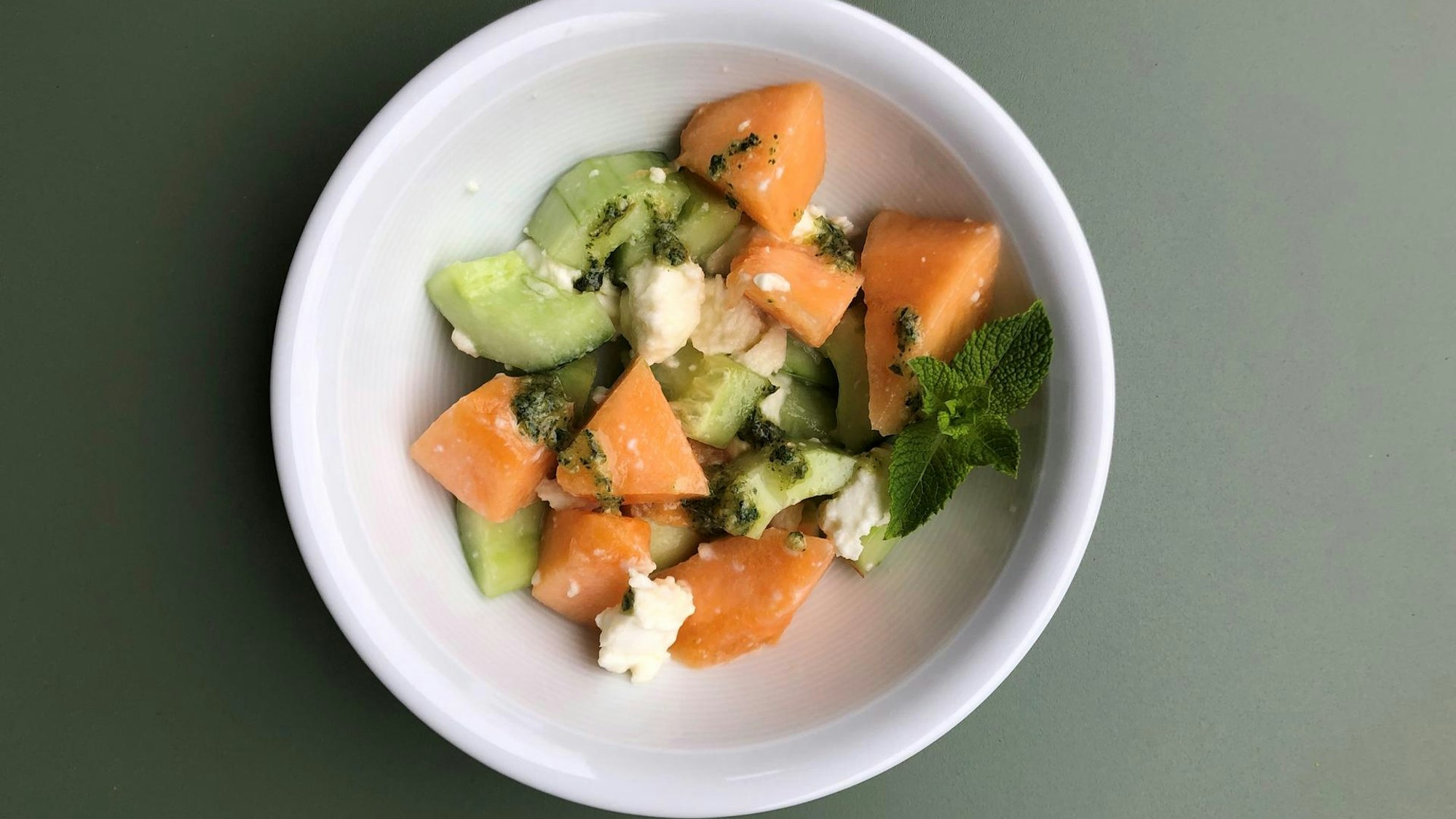 Sommersalat aus Honigmelone, Gurke und Mozzarella