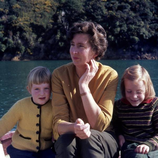 In den 60er Jahren sitzt eine Mutter mit ihren Töchtern in einem Boot.