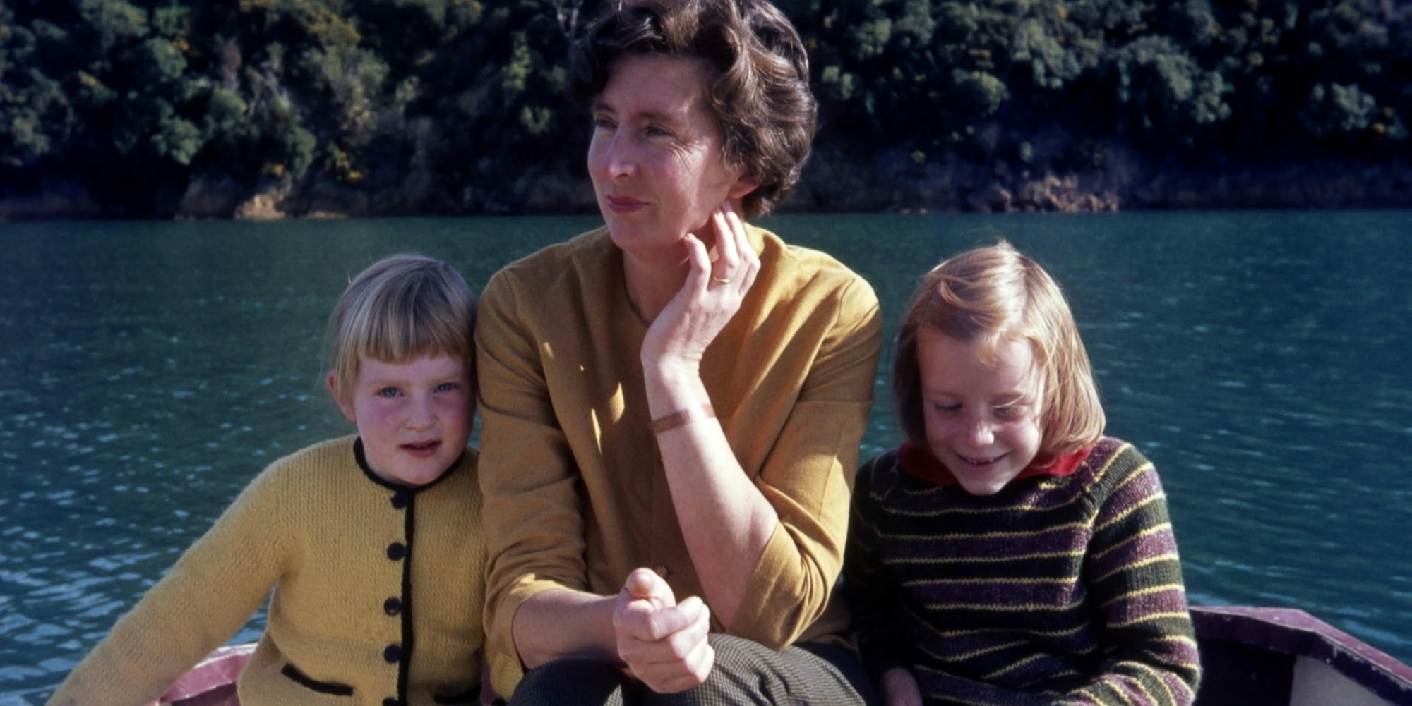 In den 60er Jahren sitzt eine Mutter mit ihren Töchtern in einem Boot.