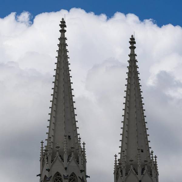 Wolken über einer Kirche
