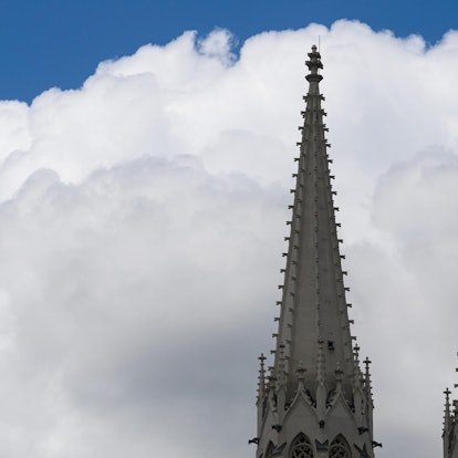 Wolken über einer Kirche