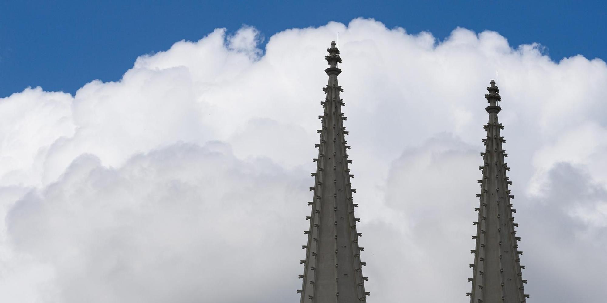 Wolken über einer Kirche