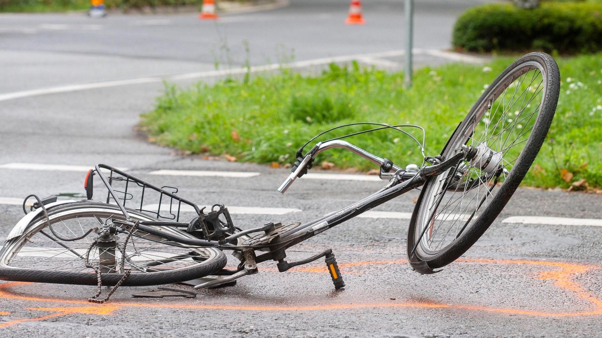 Das Bild zeigt ein verbogenes Fahrrad auf der Straße.